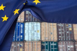 Foto: EU-Flagge und Container